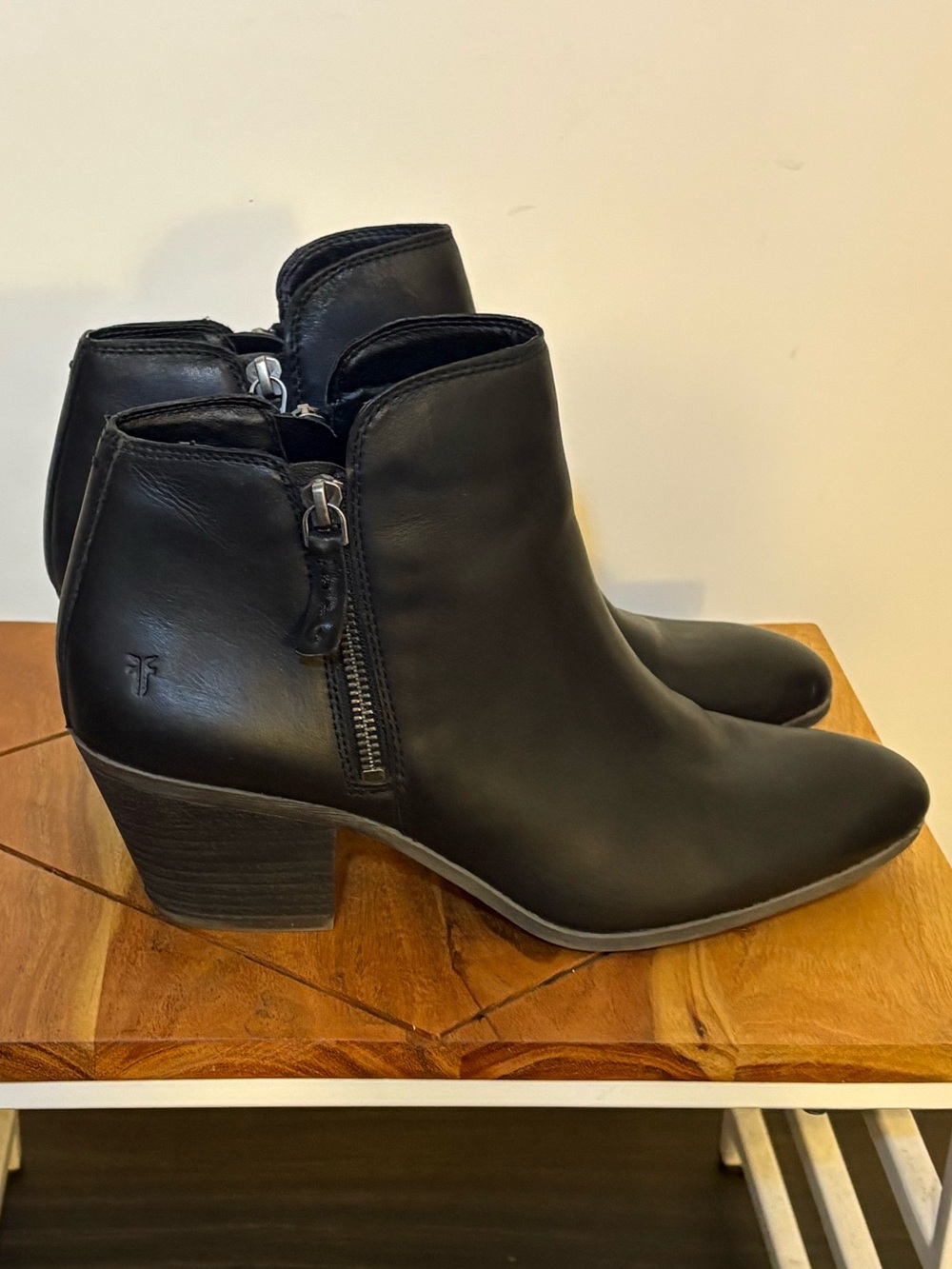 FRYE JUDITH ZIP BOOTIE W10